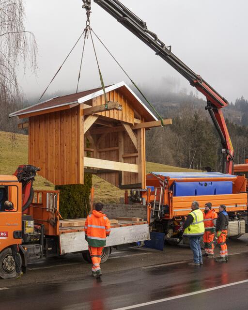 In Rekordzeit von nur zwei Wochen wurde das mutwillig zerstörte Buswartehäuschen in Parschlug wiederaufgebaut. | Foto: Stadtgemeinde Kapfenberg/Trippolt