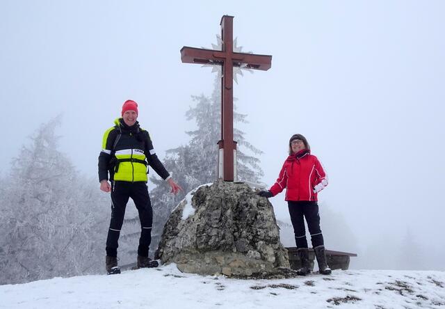 Gigi und ich beim neuen Gipfelkreuz auf dem Kaiserkogel.