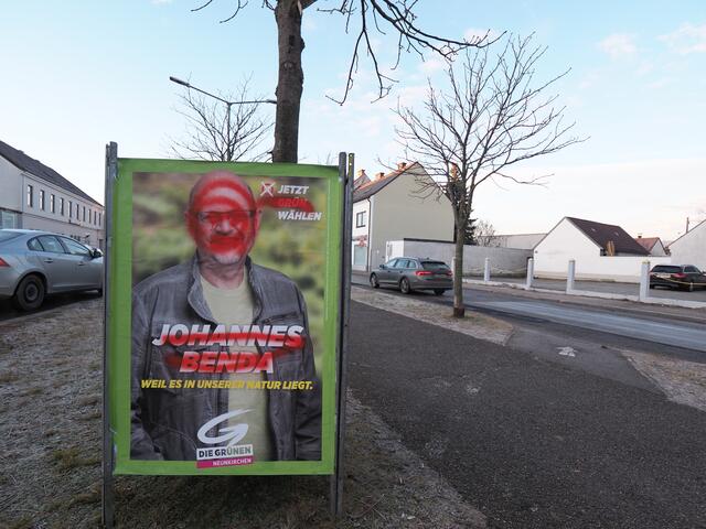 Ein Grüne-Plakat wurde besprayt. | Foto: Santrucek