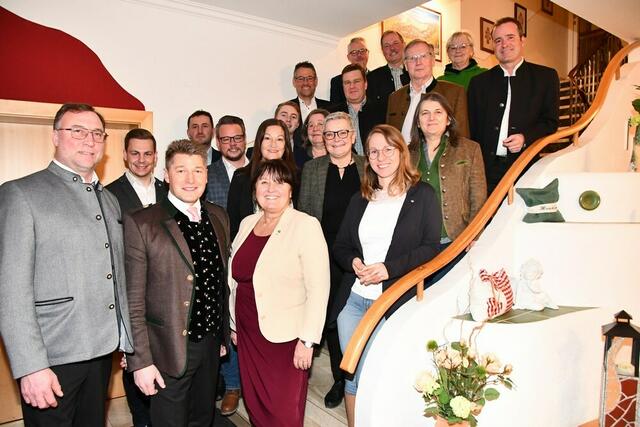 Die ÖVP Kandidaten zur GR Wahl mit LH Stv. Manuela Khom, Bgm. Josef Maier und Vizebgm. Kurt Kreinbucher im Bild vorne. | Foto: Anita Galler