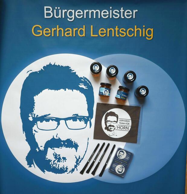 Schnapskarten und Brillenputztücher gab es in Anlehnung an den Horner Bürgermeister. | Foto: VP Horn