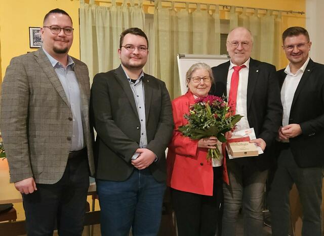 Dorothea Innreiter wird für 60 Jahre Parteimitgliedschaft geehrt. | Foto: SPÖ Eferding
