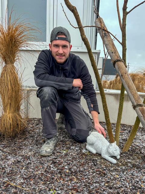 Alexander Schilcher machte der Auftraggeberin mit dem besonderen Kunstwerk eine Freude.  | Foto: Strasser Steine