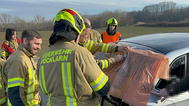 Beim Eintreffen der Feuerwehr Pöchlarn waren die Unfallfahrzeuge bereits auf einer Nebenstraße sicher abgestellt. | Foto: DOKU-NÖ