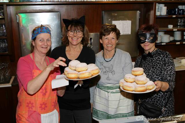 Ein Fasching ohne Krapfen - unvorstellbar. Die Ladys an der "Krapfenbar"- Uschi Niemeczek, Erika Berger, Lotte Wolf und Irene Wallner Hofhansl.
