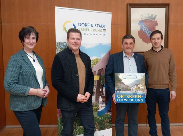 Amtsleiterin Claudia Trinko, Bauingenieur Dietmar Gindl, Bürgermeister Peter Müller und Prozessbegleiter Daniel Fries von der Dorf- &amp; Stadterneuerung. | Foto: DEN