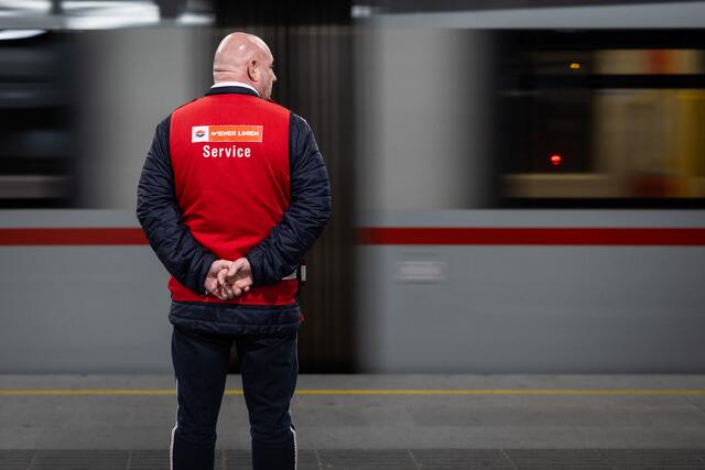 Das Abspielen von lauter Musik ist jedoch laut der Hausordnung der Wiener Linien verboten. | Foto: Simon Wöhrer/Wiener Linien