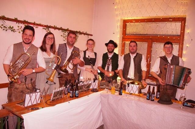 Die Höhenrausch-Musi spielte beim Schneerosenball in Lunz am See groß auf. | Foto: Volkspartei Lunz am See