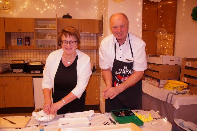 Andrea und Hans Strohmayer verwöhnten die Gäste am Schneerosenball in Lunz am See kulinarisch und zauberten feine Schmankerln auf den Tisch. | Foto: Volkspartei Lunz am See