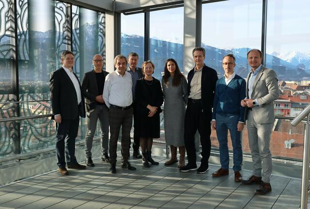 Bürgermeister Johannes Anzengruber (1. v.r.), Stadträtin Janine Bex (4. v.r.), Amtsvorstand Wolfgang Andexlinger (Stadtplanung, Mobilität und Integration, 2. v.l.), Hans-Peter Sailer und Philipp Heinricher (Referat Projekte, Gestaltung und Ortsbildschutz, 4. v.l. und 1. v.l.) mit den Mitgliedern des Gestaltungsbeirats (v.l.): Josef Fink, stv. Vorsitzende Anne Beer, Vorsitzender Bernd Vlay und Raoul Bukor. | Foto: IKM/A. Steinacker