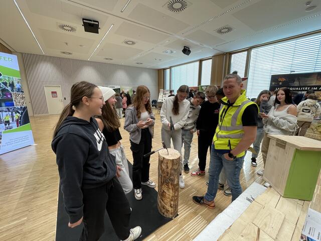 Bei Veranstaltungen wie dem Berufsfestival der Wirtschaftskammer lernen Jugendliche die unterschiedlichen Lehrberufe kennen. | Foto: Perktold