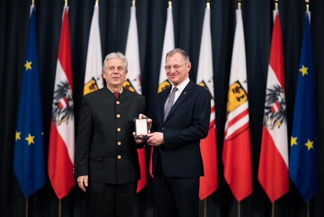 Landeshauptmann Thomas Stelzer überreichte Klaus Wimmer das Verdienstzeichen. | Foto: Land OÖ