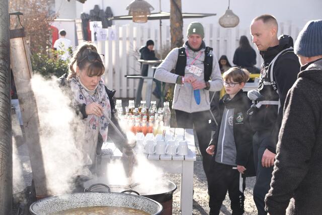 Eine wärmende Suppe gab es in Purbach für die Wanderer | Foto: Stefan Schneider