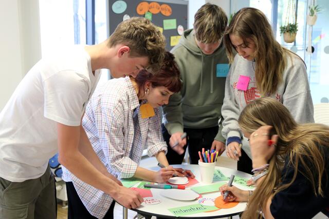 Was erwarten junge Menschen von Politikerinnen und Politikern und worauf legen sie in ihrer eigenen Gemeinde wert? Im Rahmen von speziellen Workshops können Jugendliche ihre Anliegen direkt an Vertretende der Kommunalpolitik stellen.  | Foto: beteiligung.st