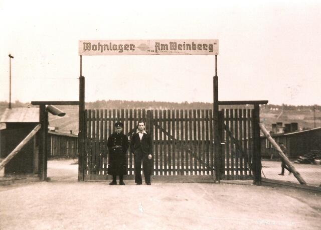 1944 Lager am Weinberg: Das Lagertor zum Lager am Arbeitslager Lager am Weinberg. Das KZ-Außenlager war ein Teil dieses Arbeitslagers. | Foto: Sammlung Strobl
