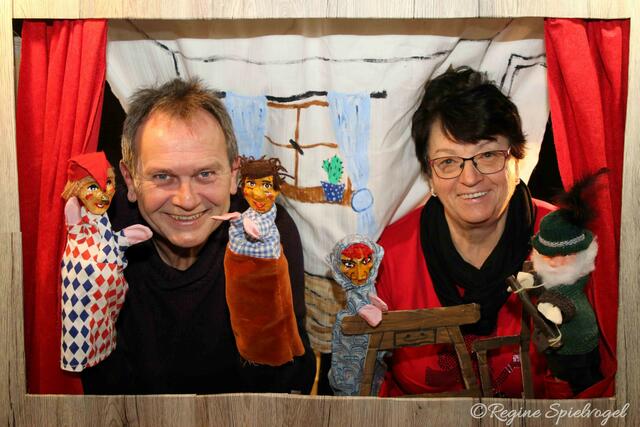 Heinz Rotter und Hermi Winter sorgen mit ihren Handpuppen für viel Spaß bei den Kindern.