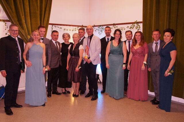 Schneerosenball in Lunz am See: Tanzlehrer Franz Heinisch (M.) studierte eine Eröffnungs-Quadrille ein. | Foto: Volkspartei Lunz am See