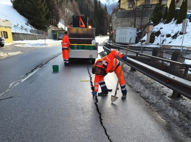 Bis Mitte Feber dauern die Sanierungsarbeiten voraussichtlich an – an Arbeitstagen muss der Verkehr die Stelle daher einspurig passieren. | Foto: Land Tirol