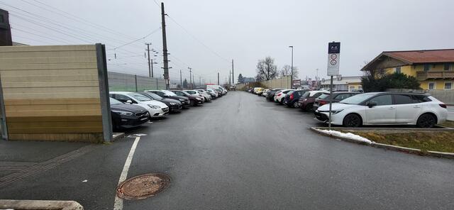 Viele Pendler stehen in St. Johann täglich vor vollen Parkplätzen beim Bahnhof. | Foto: MeinBezirk