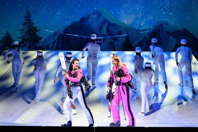 Uraufführung: in dem Musical "Skiverliebt" werden Sport und Kultur künstlerisch miteinander verknüpft.  | Foto: SLT/Tobias Witzgall
