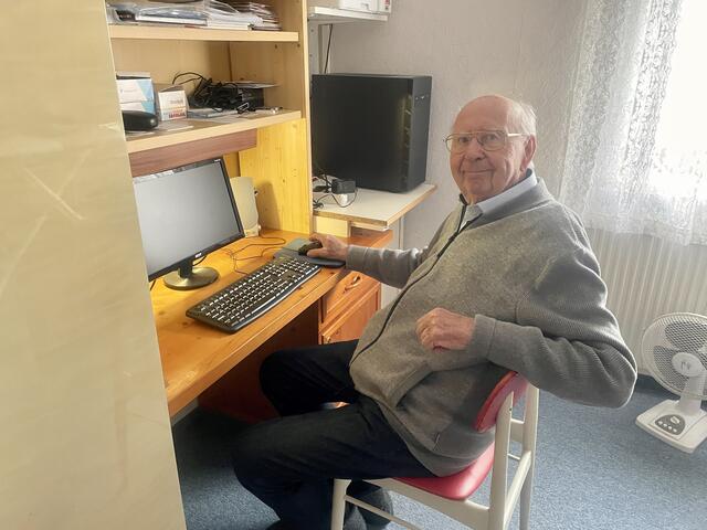 Auch der Computer hält Robert Bayer geistig fit.