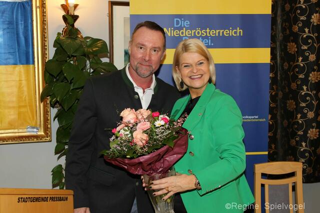Blumen gab es anschließend für BM Mag. Klaudia Tanner vom GR Joschi Rothensteiner.