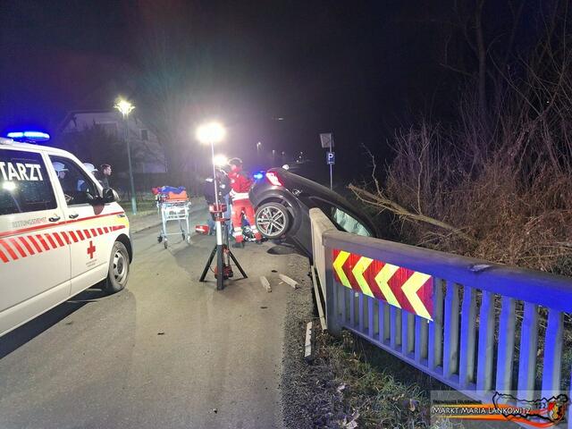 Schwerer Verkehrsunfall in Maria Lankowitz, ein Fajrzeug landete im Bach. | Foto: FF Maria Lankowitz