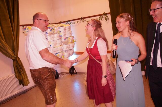 Schneerosenball in Lunz am See: Beim Glücksrad gab es auch den einen oder anderen humorvollen Preis zu gewinnen. | Foto: Volkspartei Lunz am See