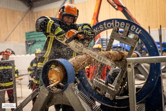 104 Teilnehmer aus verschiedenen Feuerwehren nahmen an der intensiven Fortbildung teil, die Theorie und Praxis miteinander verband. | Foto: Gerald B. - Photography