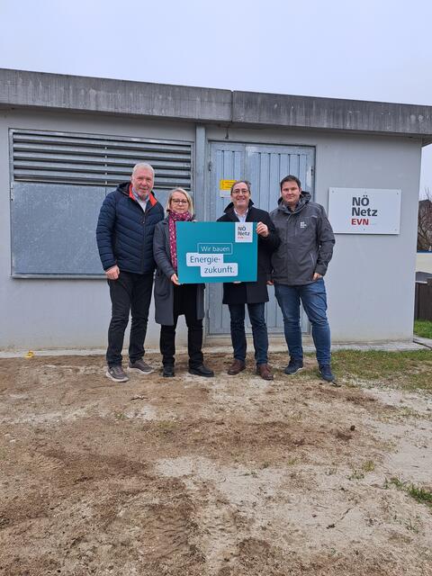 Geschäftsführender Gemeinderat Manfred Bichler, Bürgermeisterin Marion Török, Josef Brückelmayer, Michael Bracher (beide Netz NÖ). | Foto: Netz NÖ