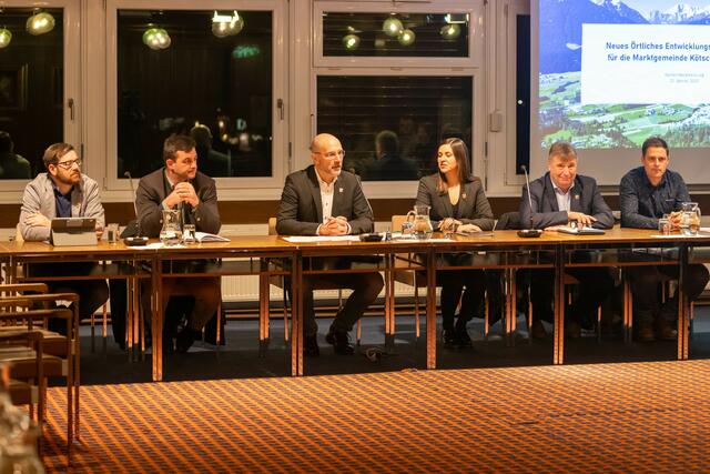 Der Bürgermeister Josef Zoppoth und der Gemeindevorstand eröffnen die Gemeinderatssitzung | Foto: Andreas Lutche