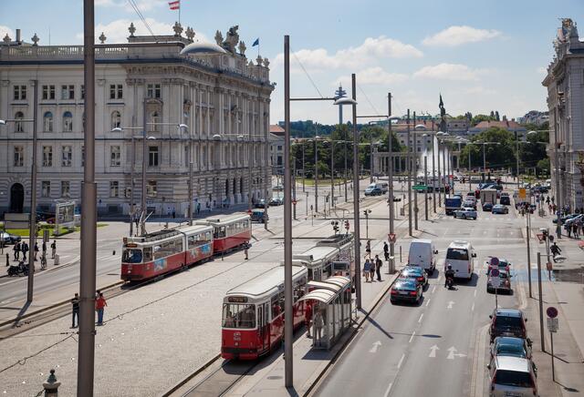 Für die Linie 71 aus Kaiserebersdorf kommend hieß es am Schwarzenbergplatz zeitweise Endstation. | Foto: Manfred Helmer/Wiener Linien
