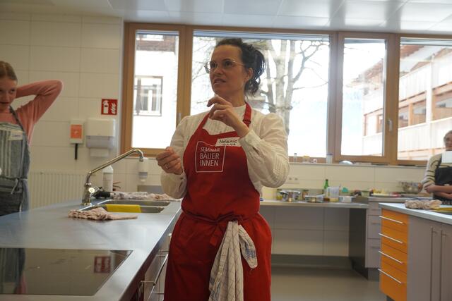 Unter der Anleitung von Melanie Schlick wurde in der MS Großarl gekocht. | Foto: Johannes Brandner