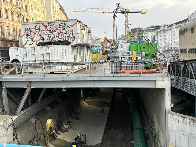 Die Fläche dient den Bauarbeitern als Ablagefläche.  | Foto: Nathanael Peterlini/MeinBezirk