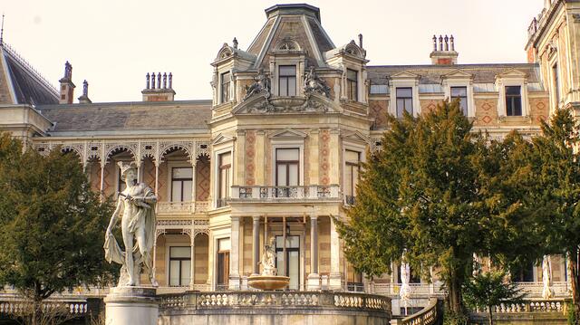 Seinen Namen verdankt das Bauwerk der Statue „Hermes als Wächter“, die im Garten des Schlosses steht. | Foto: Poldi Lembcke