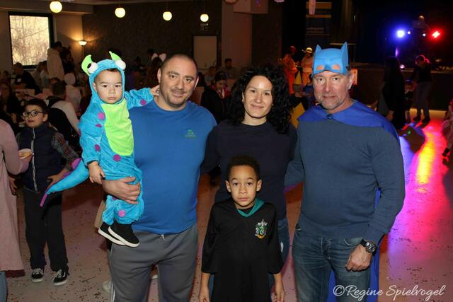 Michael und Erika Pischinger mit Tobias und Theo im Batmankostüm GR Joschi Rothensteiner.