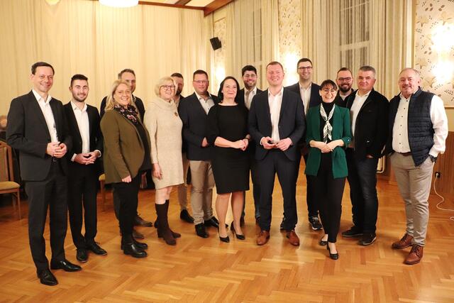 NAbg. Ernst Gödl (li) und Vzbgm. Michael Konrad (Bildmitte) mit Kalsdorfer ÖVP-Kandidaten auf vorderen Listenplätzen der Gemeinderatswahl.  | Foto: Edith Ertl