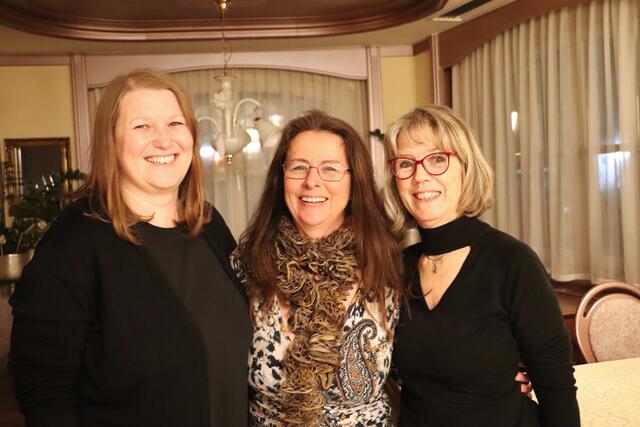 Gründungs-Teamleiterin Monika Dunkl (Bildmitte) mit ihren Nachfolgerinnen im Hospizverein GU-Süd Katja Schlachter und Maria Heinzel. | Foto: Edith Ertl