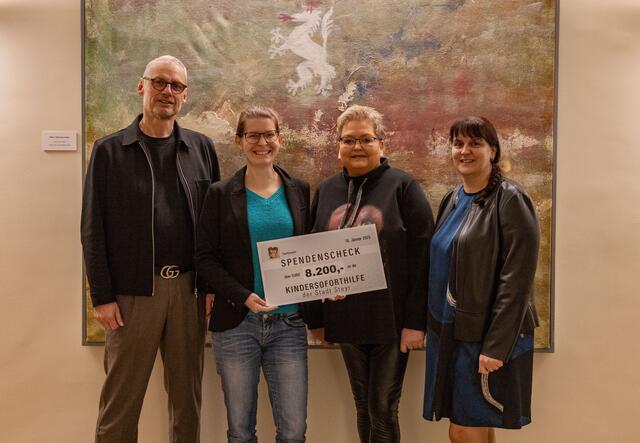 Spendenübergabe im Rathaus: Leiter der Magistratsabteilung für Jugendhilfe und soziale Dienste Mario Ferrari, Vizebürgermeisterin Anna-Maria Demmelmayr sowie vom Organisationsteam des zweiten Vorweihnachtlichen Charity-Marktes im Amtsgebäude Reithoffer Sonja Brameshuber und Cornelia Mekina. (v.li.) | Foto: Magistrat Steyr-Presse