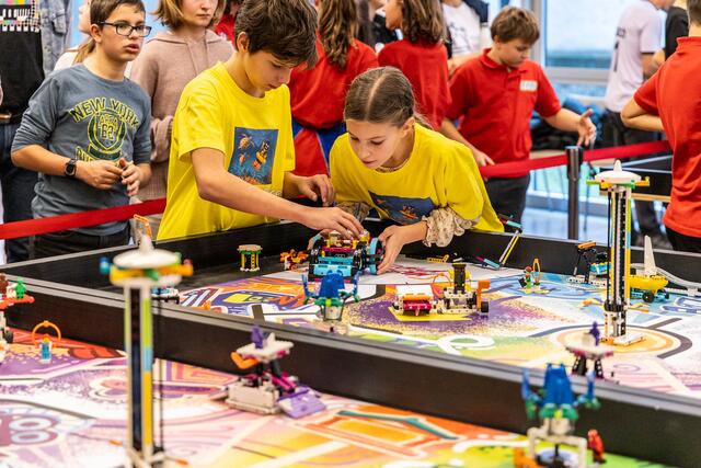 Junge Technikbegeisterte in Aktion: Teilnehmer der First Lego League präsentieren ihre selbst gebauten Roboter und innovative Forschungsprojekte. | Foto: First Lego League