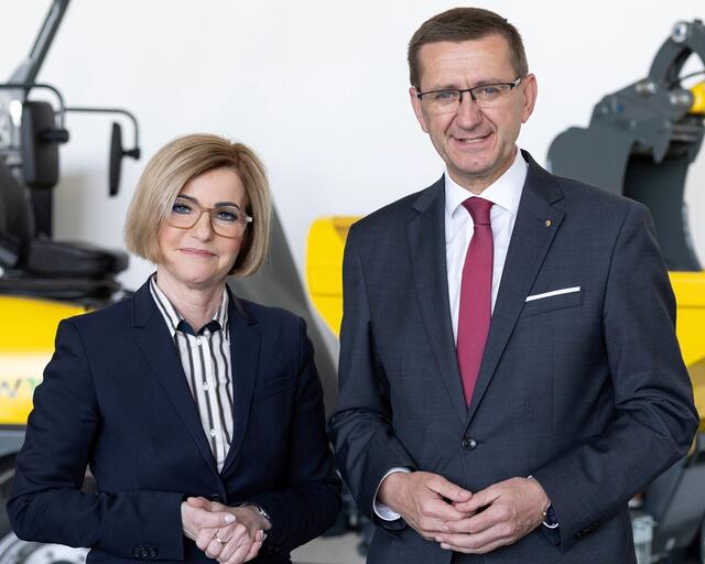 AMS OÖ-Chefin Iris Schmidt und Landesrat Markus Achleitner. | Foto: Land OÖ