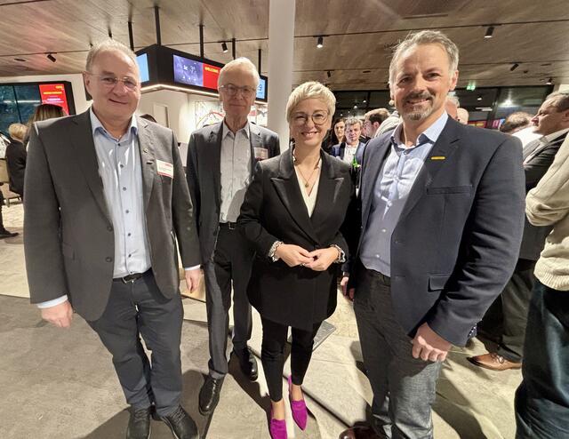 WKO-Braunau-Obmann Klemens Steidl, WKOÖ-Vizepräsident Clemens Malina-Altzinger, WKOÖ-Präsidentin Doris Hummer und Martin Rühling, Geschäftsführer von Palfinger Europe. | Foto: Ebner