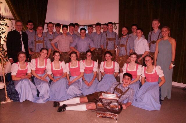 Die Volkstanzgruppe Lunz am See eröffnete den Schneerosenball: am Bild mit Bürgermeister Josef Schachner und Ball-Cheforganisatorin Julia Dinstl | Foto: Volkspartei Lunz am See