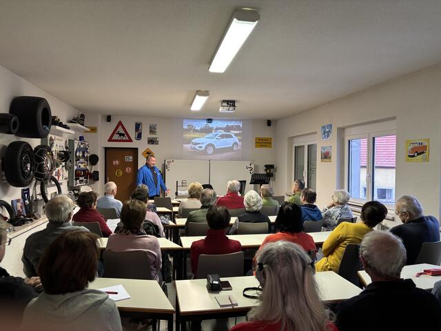 Selbstbestimmtheit hinter'm Steuer ist Sinn und Zweck der Infoworkshops in der Fahrschule.  | Foto: Michaela Müller