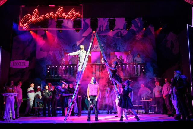 Uraufführung: in dem Musical "Skiverliebt" werden Sport und Kultur künstlerisch miteinander verknüpft.  | Foto: SLT/Tobias Witzgall