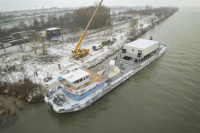 Der ehemalige Steintransporter wird zu einer schwimmenden Aufzuchtstation umgebaut. | Foto: Zinner