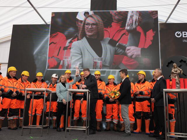 Tunnelpatin Doris Bures im Kreis der Mineure. | Foto: Santrucek