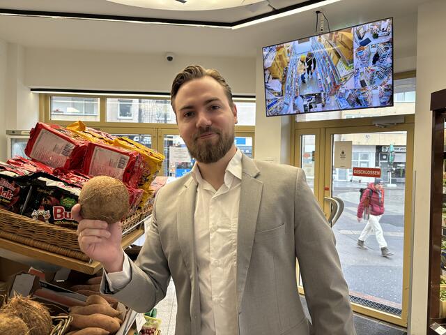 Logistik-Leiter Levin mit einer Kokosnuss. | Foto: Karl Pufler/MeinBezirk