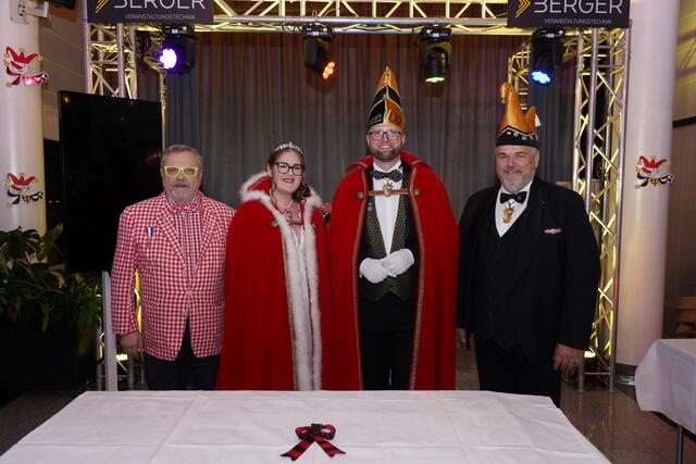 Reinhard Eberhart, Prinzessin Nicole Glanznig, Prinz Marc Germeshausen und Kanzler Karl Glanznig. Vor ihnen am Tisch, das noch verhüllte Kartenprojekt.  | Foto: MeinBezirk.at