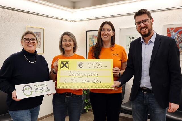 Die äußerst großzügige Spende in Höhe von 4.500,- Euro wurden kürzlich von Daniela Brunner (3.v.l.) und ihrer Mutter Monika Kuprian (2.v.l.) an ThT-Obmann Bgm. Christian Härting und ThT-Kassierin Doris Schiller übergeben. | Foto: MG Telfs/Hackl